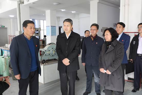 说明: C:\Users\WIN7\Desktop\要这两照片\要这两照片\校党委书记邢宝君、校长梁冰同冯厅长(左二)亲切交谈.jpg